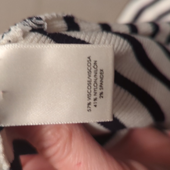 Ann Taylor v neck sweater. - Picture 3 of 3